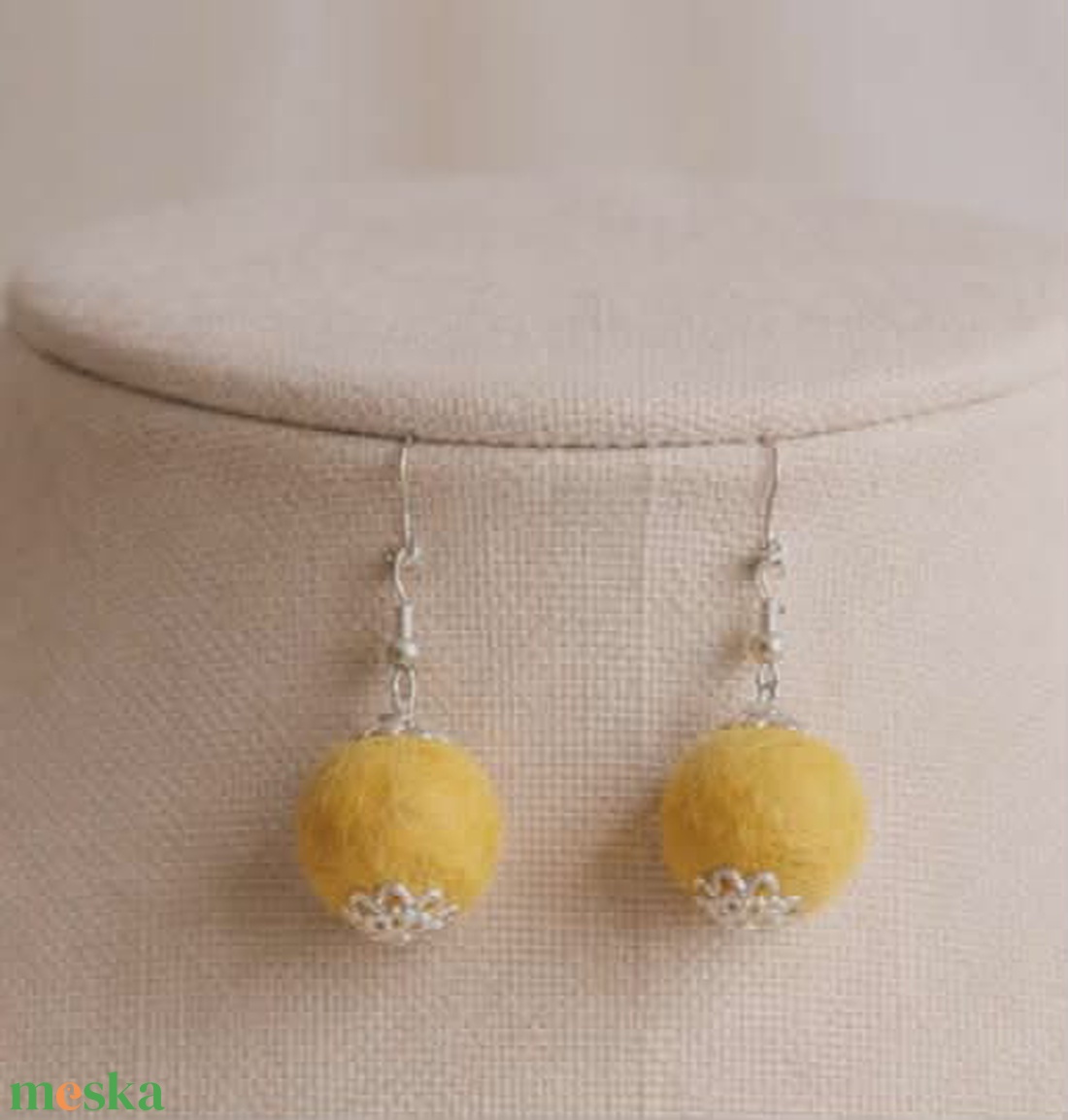 Egyedi nemez ékszerszett � Mustársárga és földbarna gyapjúgolyók valódi bőrön - ékszer - ékszerszett - Meska.hu