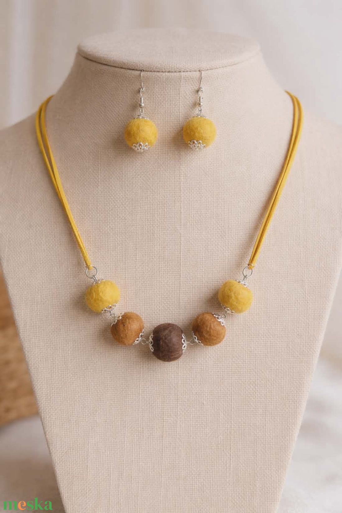 Egyedi nemez ékszerszett � Mustársárga és földbarna gyapjúgolyók valódi bőrön - ékszer - ékszerszett - Meska.hu
