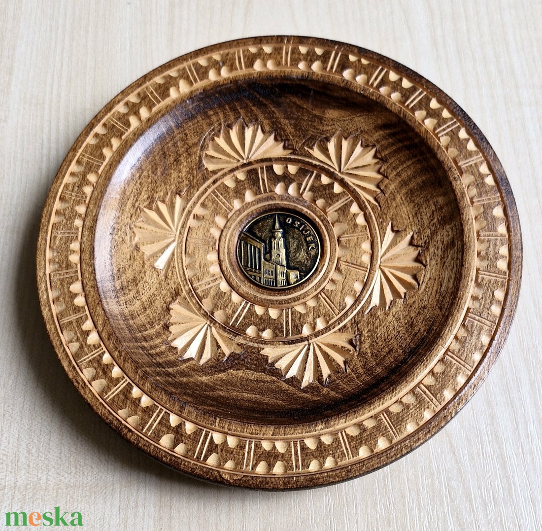 Kézzel Faragott Fa Dísztányér � Eszék (Osijek) Székesegyház Réz Plakettel (18 cm) - otthon & életmód - dekoráció - dísztárgy - Meska.hu