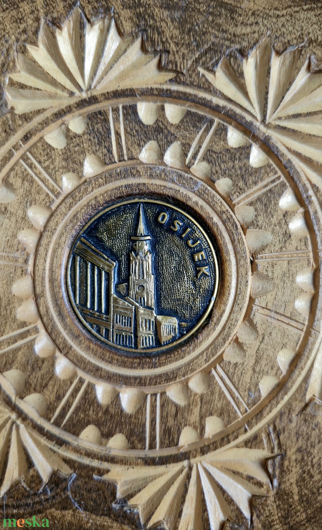 Kézzel Faragott Fa Dísztányér � Eszék (Osijek) Székesegyház Réz Plakettel (18 cm) - otthon & életmód - dekoráció - dísztárgy - Meska.hu