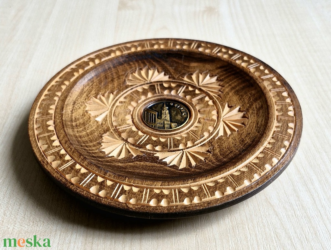 Kézzel Faragott Fa Dísztányér � Eszék (Osijek) Székesegyház Réz Plakettel (18 cm) - otthon & életmód - dekoráció - dísztárgy - Meska.hu
