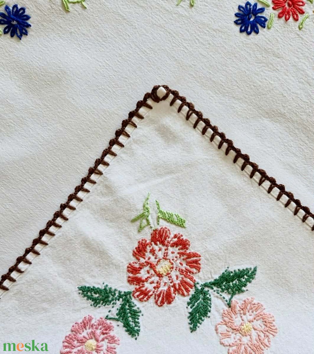 Hímzett Virágos Terítő � Vintage Kézimunka (50x55 cm) - otthon & életmód - lakástextil - abrosz, terítő - asztalközép terítő - Meska.hu