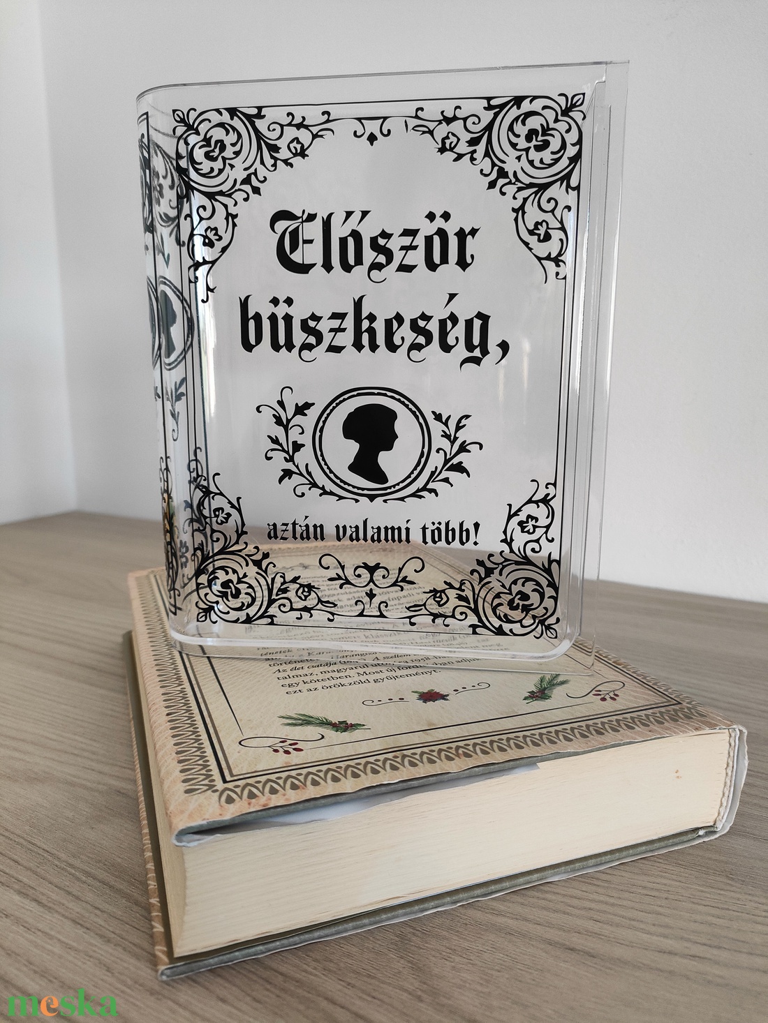 Kézzel készült plexi váza - romantikus könyvmolyoknak (Büszkeség és balítélet, Bridgerton, Klasszikus irodalom) - otthon & életmód - dekoráció - virágdísz és tartó - váza - Meska.hu Kézzel készült plexi váza - romantikus könyvmolyoknak (Büszkeség és balítélet, Bridgerton, Klasszikus irodalom) - otthon & életmód - dekoráció - virágdísz és tartó - váza - Meska.hu