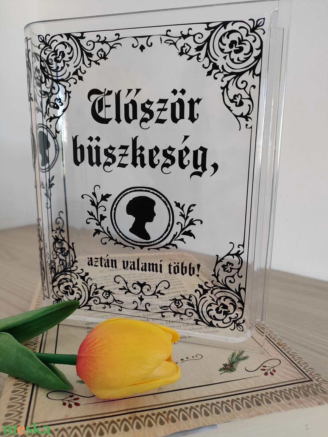 Kézzel készült plexi váza - romantikus könyvmolyoknak (Büszkeség és balítélet, Bridgerton, Klasszikus irodalom) - otthon & életmód - dekoráció - virágdísz és tartó - váza - Meska.hu Kézzel készült plexi váza - romantikus könyvmolyoknak (Büszkeség és balítélet, Bridgerton, Klasszikus irodalom) - otthon & életmód - dekoráció - virágdísz és tartó - váza - Meska.hu