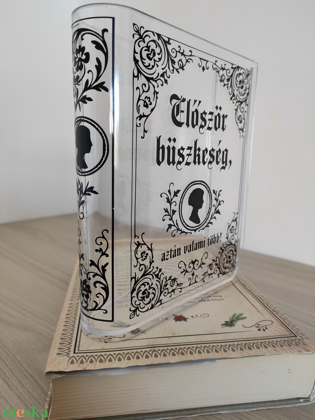 Kézzel készült plexi váza - romantikus könyvmolyoknak (Büszkeség és balítélet, Bridgerton, Klasszikus irodalom) - otthon & életmód - dekoráció - virágdísz és tartó - váza - Meska.hu Kézzel készült plexi váza - romantikus könyvmolyoknak (Büszkeség és balítélet, Bridgerton, Klasszikus irodalom) - otthon & életmód - dekoráció - virágdísz és tartó - váza - Meska.hu