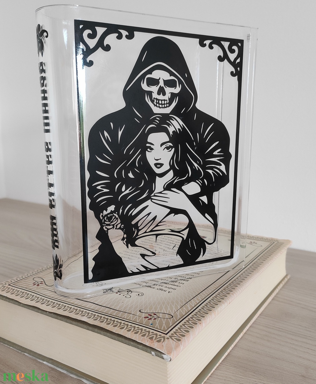 Kézzel készült plexi váza - dark romance rajongó könyvmolyoknak (Haunting Adeline és The Ritual)) - otthon & életmód - dekoráció - virágdísz és tartó - váza - Meska.hu Kézzel készült plexi váza - dark romance rajongó könyvmolyoknak (Haunting Adeline és The Ritual)) - otthon & életmód - dekoráció - virágdísz és tartó - váza - Meska.hu