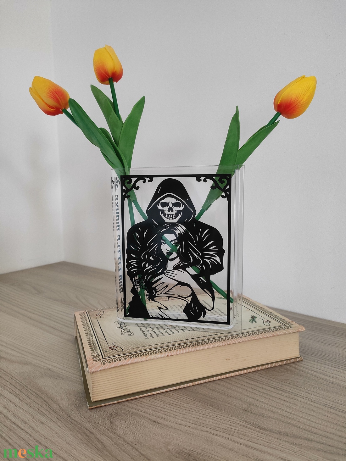 Kézzel készült plexi váza - dark romance rajongó könyvmolyoknak (Haunting Adeline és The Ritual)) - otthon & életmód - dekoráció - virágdísz és tartó - váza - Meska.hu Kézzel készült plexi váza - dark romance rajongó könyvmolyoknak (Haunting Adeline és The Ritual)) - otthon & életmód - dekoráció - virágdísz és tartó - váza - Meska.hu