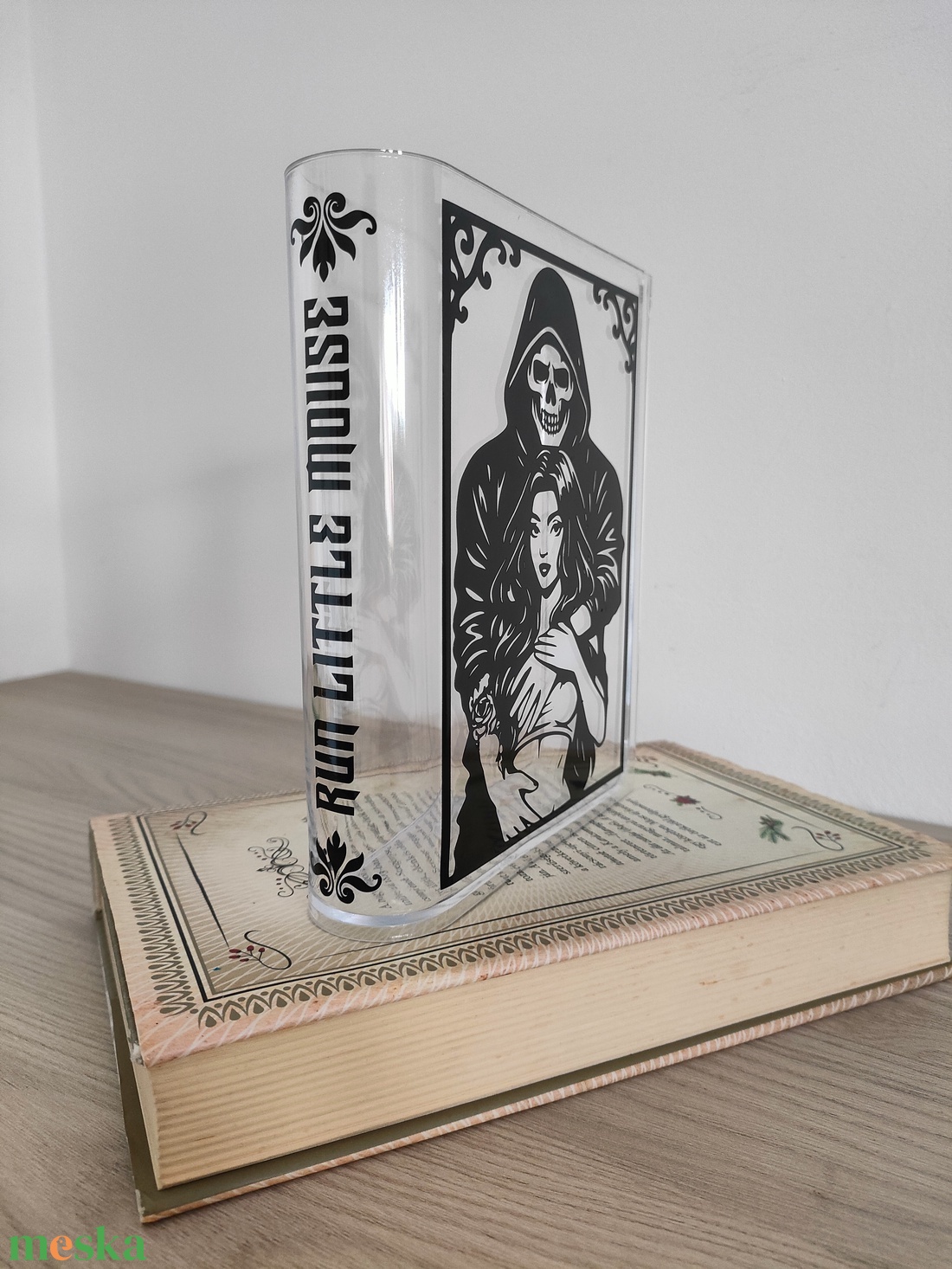 Kézzel készült plexi váza - dark romance rajongó könyvmolyoknak (Haunting Adeline és The Ritual)) - otthon & életmód - dekoráció - virágdísz és tartó - váza - Meska.hu Kézzel készült plexi váza - dark romance rajongó könyvmolyoknak (Haunting Adeline és The Ritual)) - otthon & életmód - dekoráció - virágdísz és tartó - váza - Meska.hu