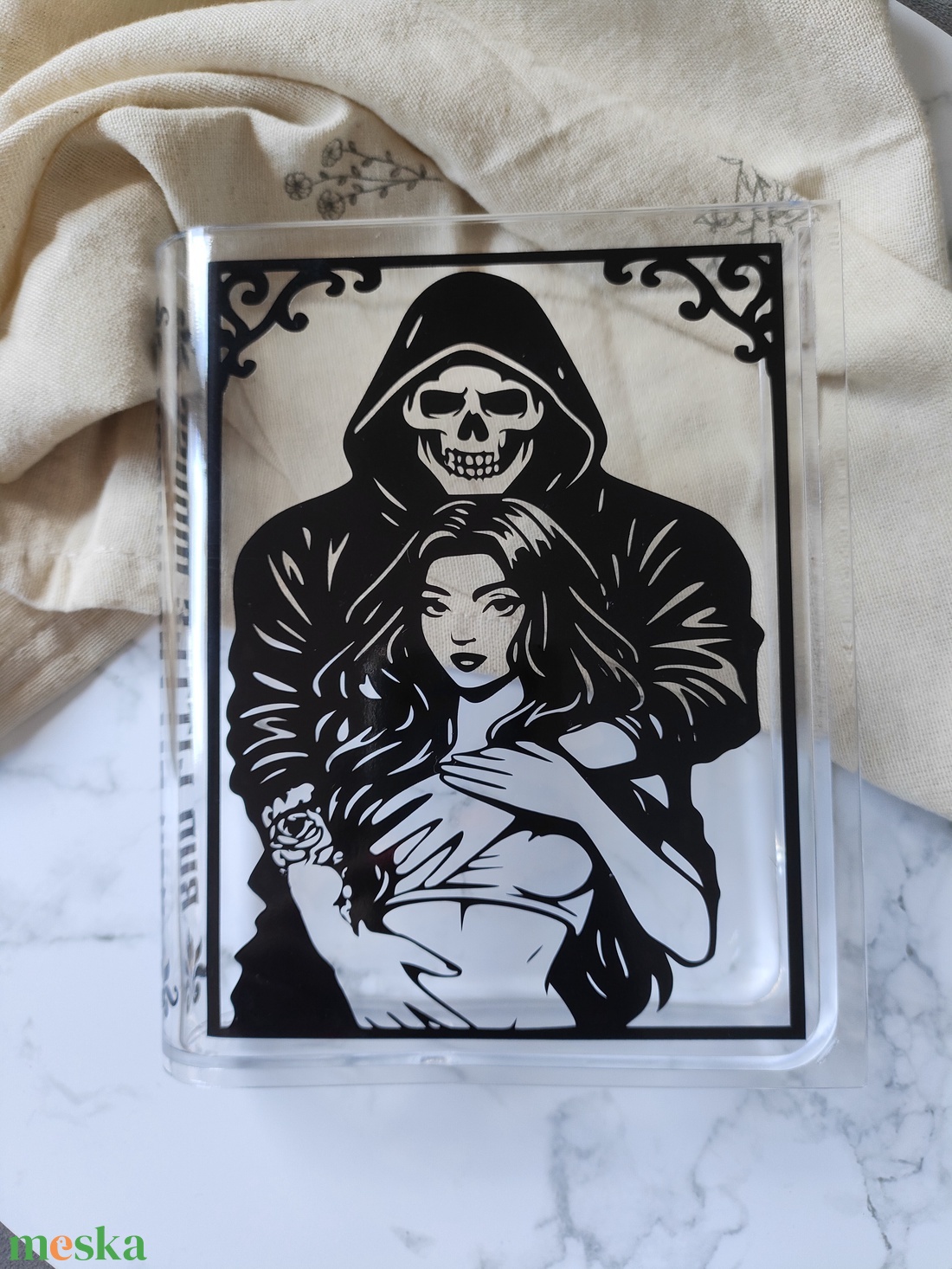 Kézzel készült plexi váza - dark romance rajongó könyvmolyoknak (Haunting Adeline és The Ritual)) - otthon & életmód - dekoráció - virágdísz és tartó - váza - Meska.hu Kézzel készült plexi váza - dark romance rajongó könyvmolyoknak (Haunting Adeline és The Ritual)) - otthon & életmód - dekoráció - virágdísz és tartó - váza - Meska.hu
