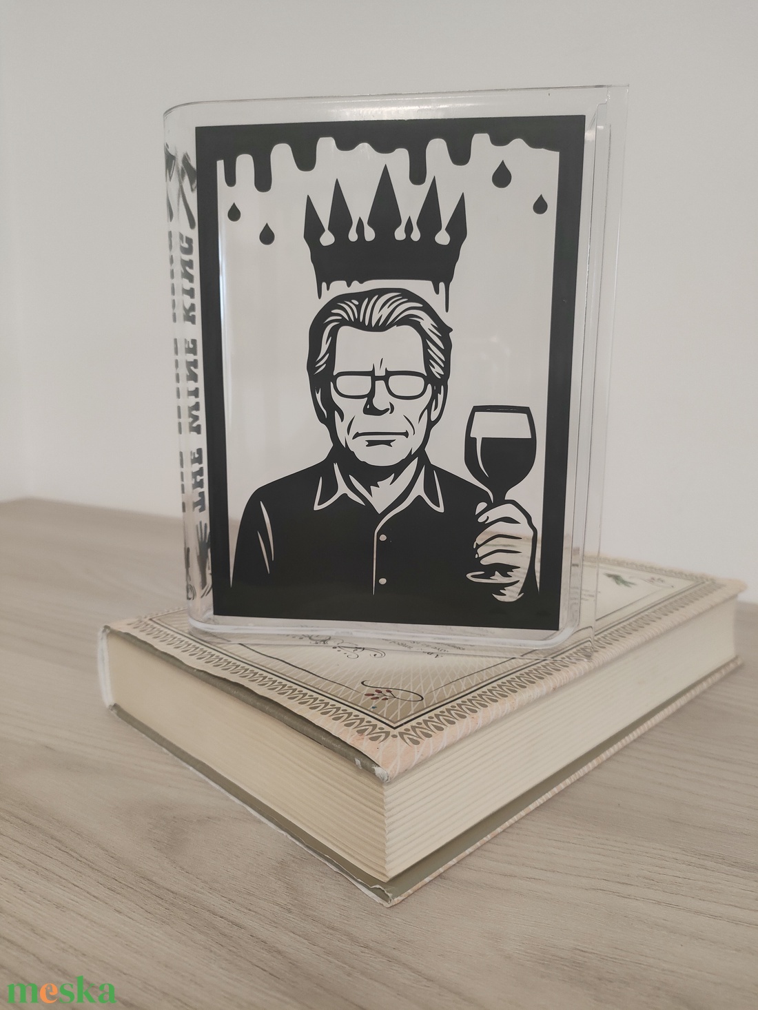 Kézzel készült plexi váza - horror, thriller rajongó könyvmolyoknak (Stephen King) - otthon & életmód - dekoráció - virágdísz és tartó - váza - Meska.hu Kézzel készült plexi váza - horror, thriller rajongó könyvmolyoknak (Stephen King) - otthon & életmód - dekoráció - virágdísz és tartó - váza - Meska.hu