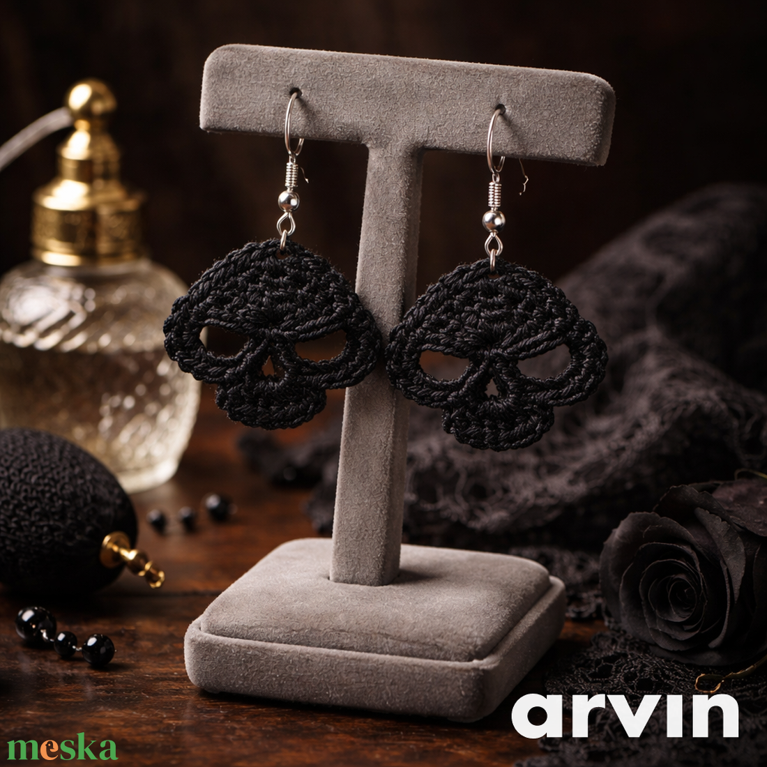 Horgolt koponya fülbevaló - ékszer - fülbevaló - lógó fülbevaló - Meska.hu