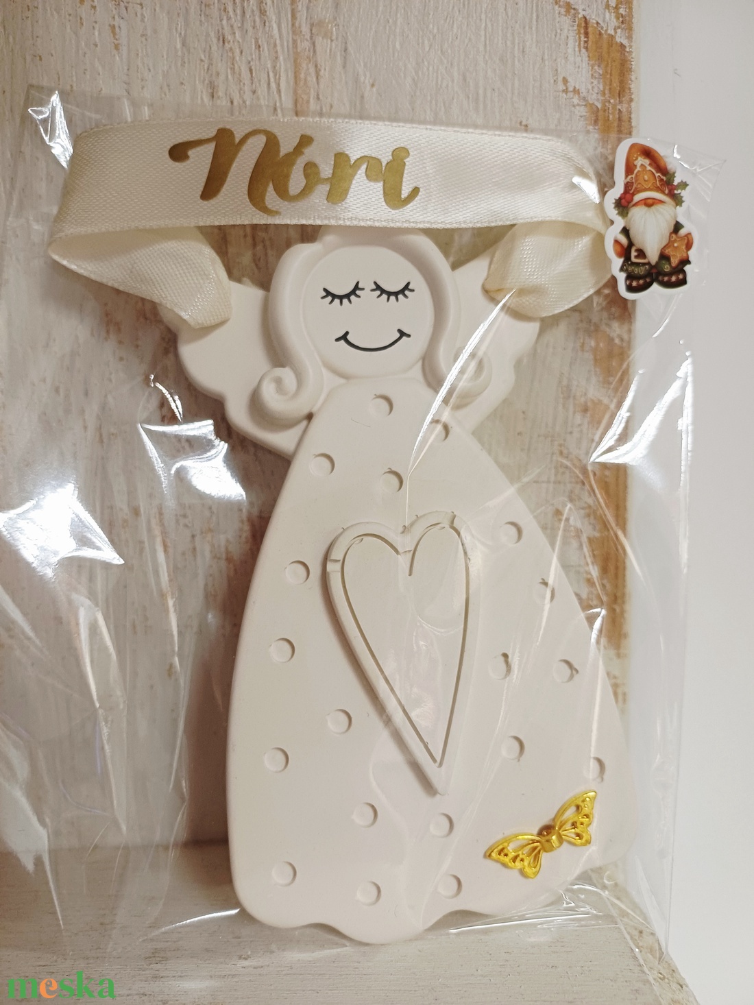 Kerámia angyalka névre szóló szalaggal - karácsony - karácsonyi lakásdekoráció - karácsonyfadíszek - Meska.hu