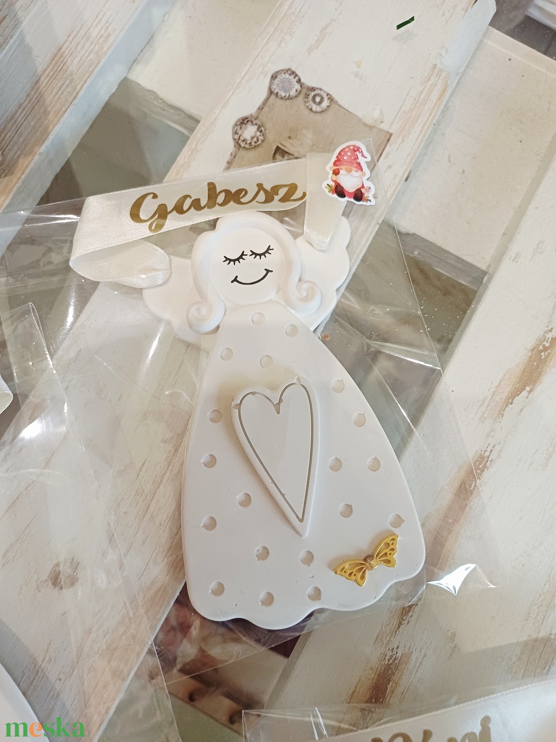 Kerámia angyalka névre szóló szalaggal - karácsony - karácsonyi lakásdekoráció - karácsonyfadíszek - Meska.hu