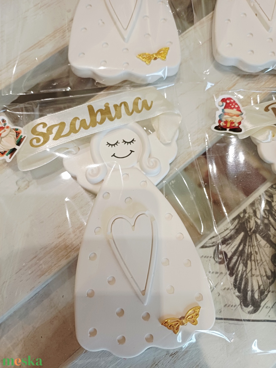 Kerámia angyalka névre szóló szalaggal - karácsony - karácsonyi lakásdekoráció - karácsonyfadíszek - Meska.hu