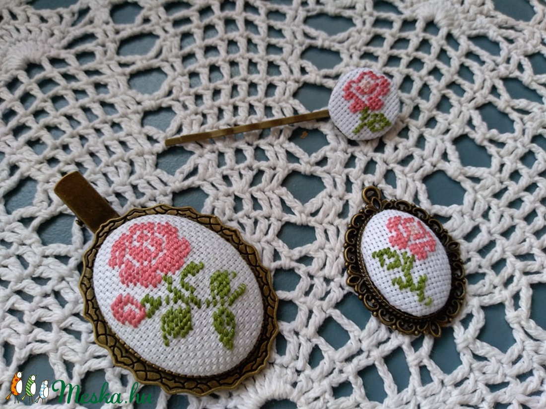 Bross, medál és hajcsatt - ékszer - ékszerszett - Meska.hu Bross, medál és hajcsatt - ékszer - ékszerszett - Meska.hu