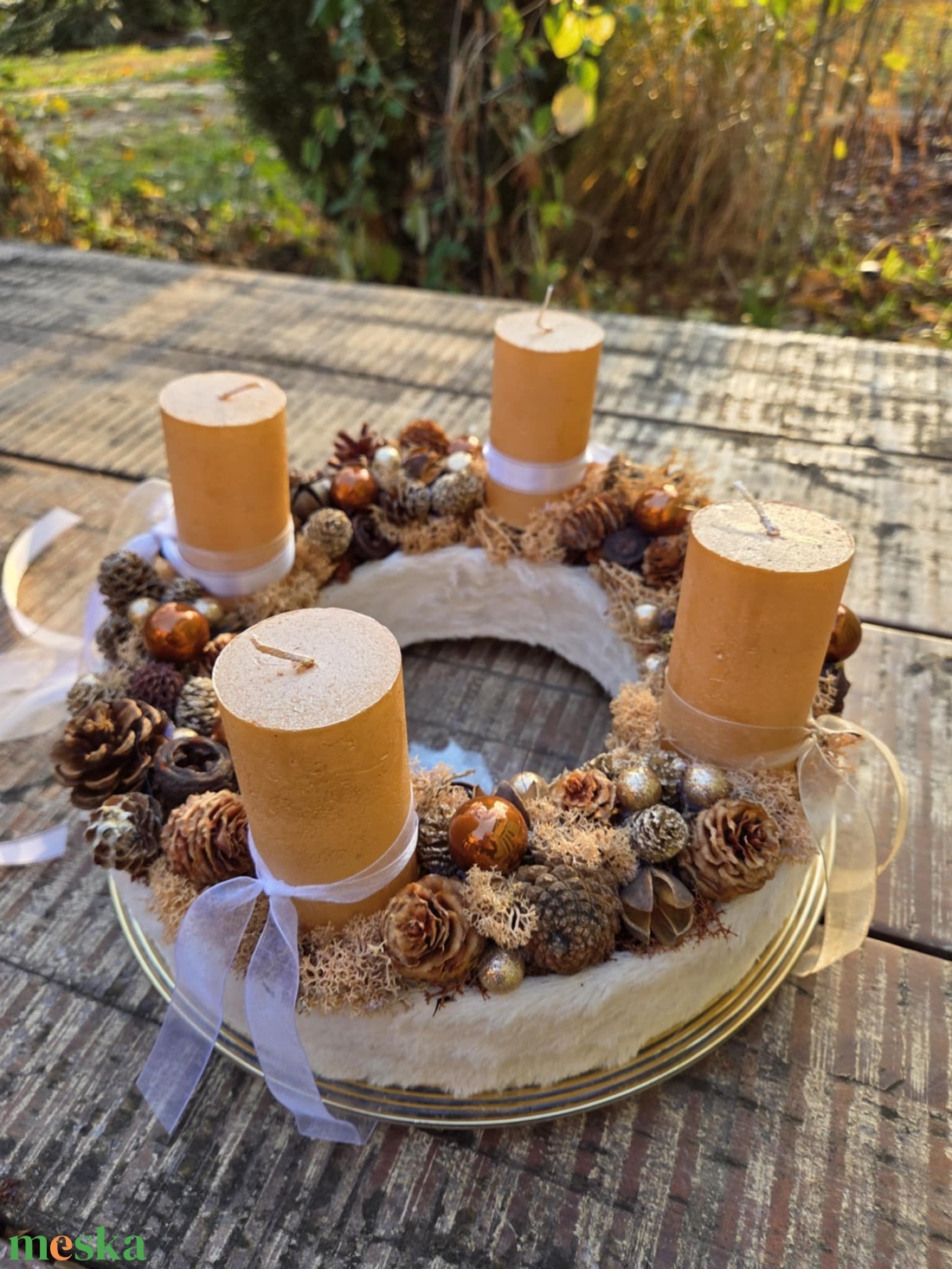 Téli Elegancia: Kézműves Arany-Fehér Adventi Koszorú - karácsony - adventi díszek - adventi gyertyadíszek és koszorúdíszek - Meska.hu