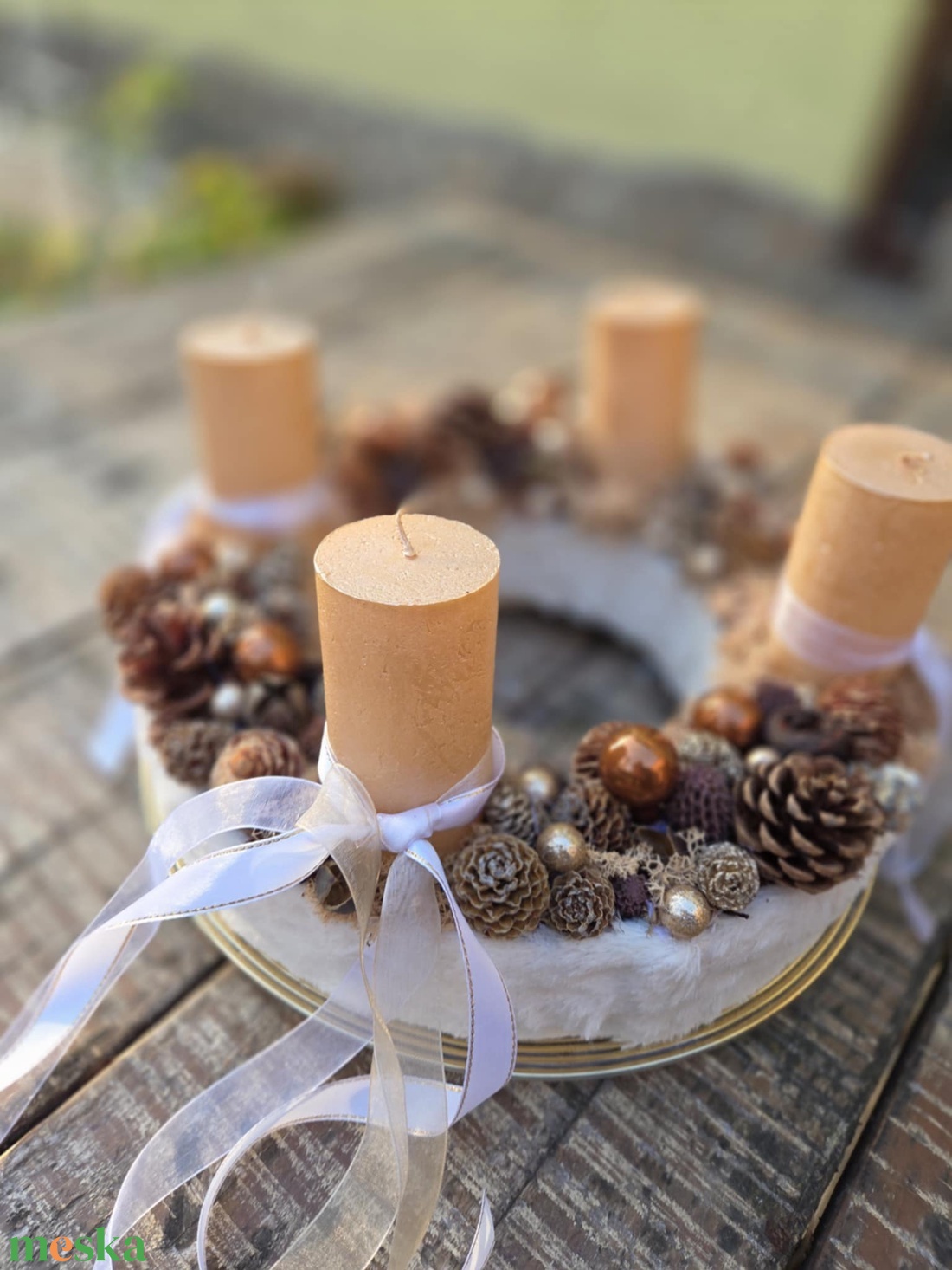 Téli Elegancia: Kézműves Arany-Fehér Adventi Koszorú - karácsony - adventi díszek - adventi gyertyadíszek és koszorúdíszek - Meska.hu