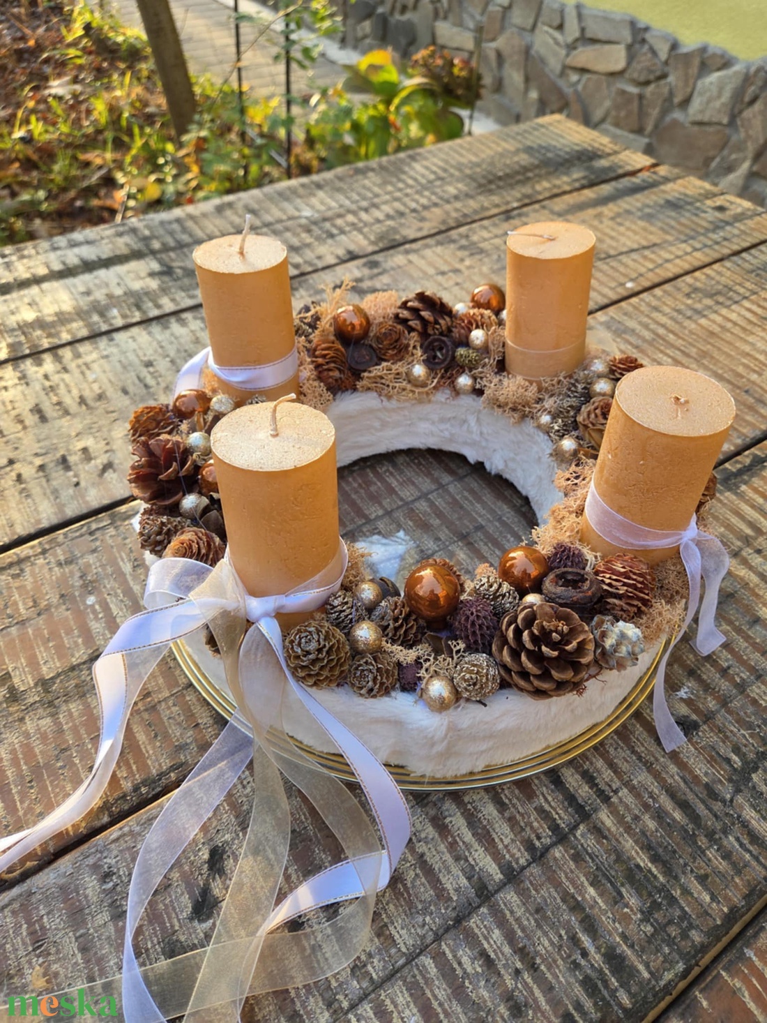 Téli Elegancia: Kézműves Arany-Fehér Adventi Koszorú - karácsony - adventi díszek - adventi gyertyadíszek és koszorúdíszek - Meska.hu