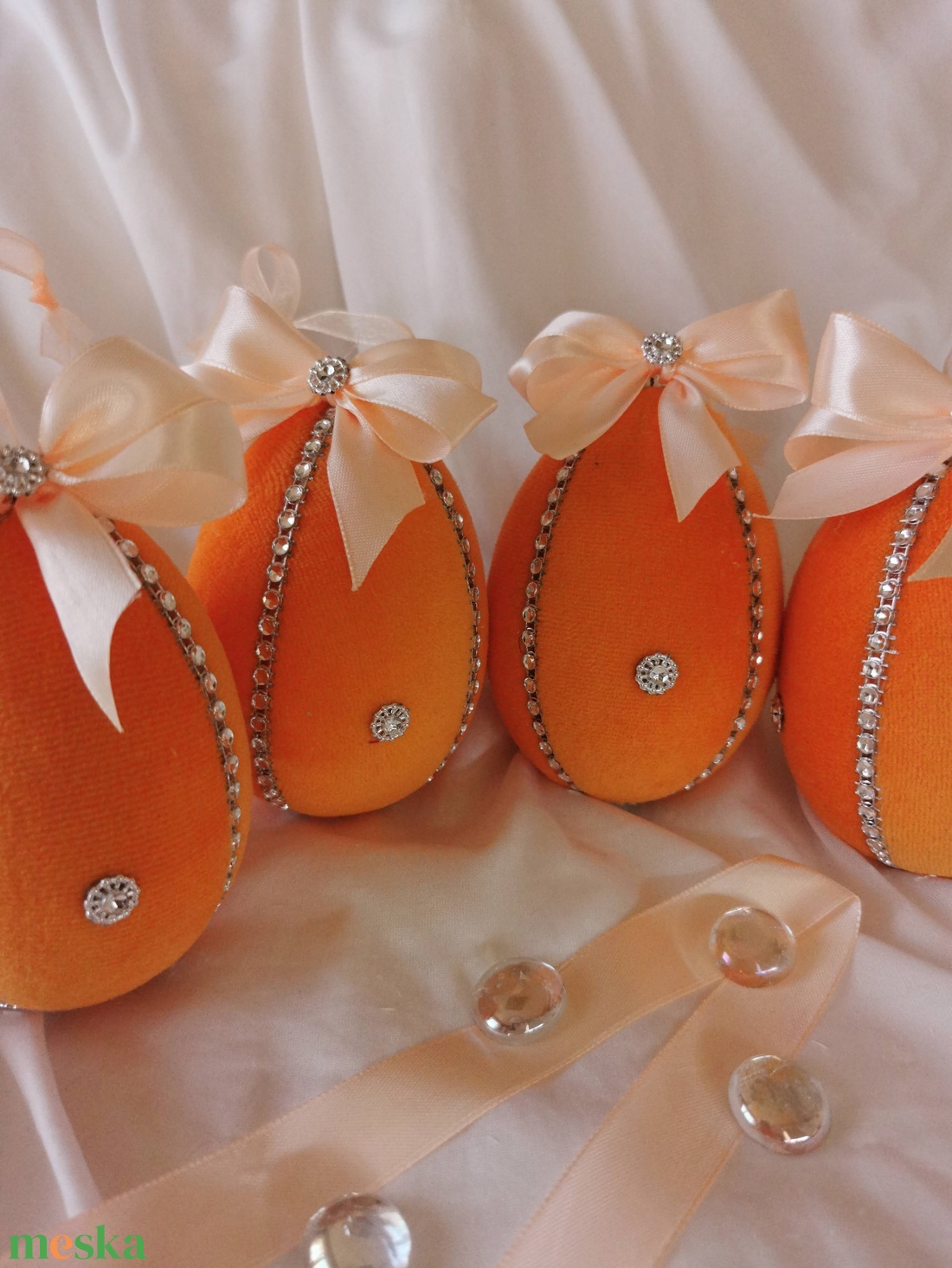 Narancssárga bársony húsvéti tojás dekoráció � 10 cm, felakasztható, romantikus stílus - ünnepi díszek, dekorációk - húsvéti díszek és dekorációk - húsvéti asztaldíszek - Meska.hu