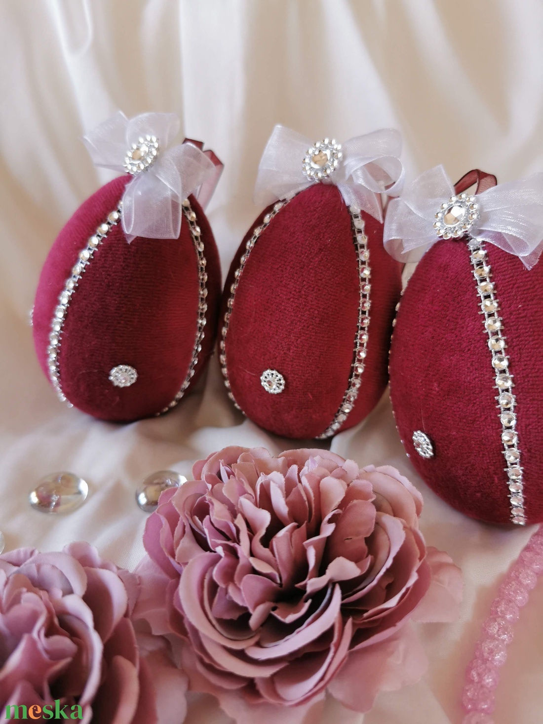 Bordó bársony húsvéti tojás dekoráció � 10 cm, felakasztható, romantikus stílus - ünnepi díszek, dekorációk - húsvéti díszek és dekorációk - húsvéti asztaldíszek - Meska.hu