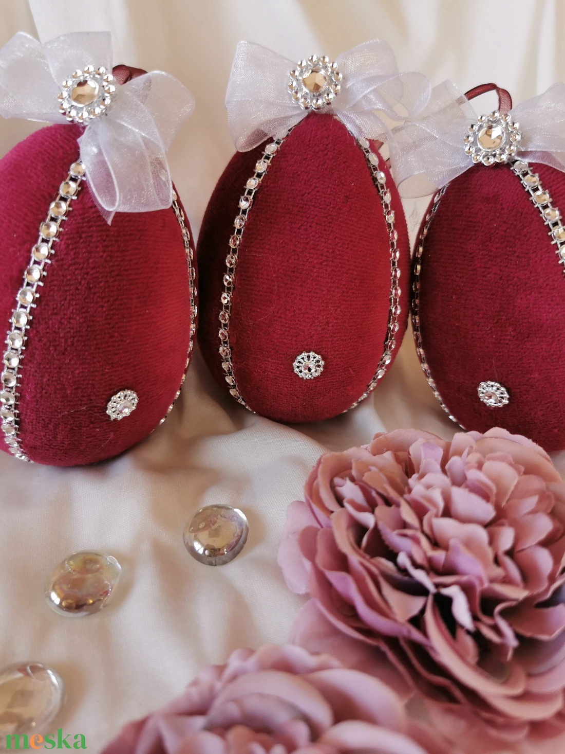 Bordó bársony húsvéti tojás dekoráció � 10 cm, felakasztható, romantikus stílus - ünnepi díszek, dekorációk - húsvéti díszek és dekorációk - húsvéti asztaldíszek - Meska.hu