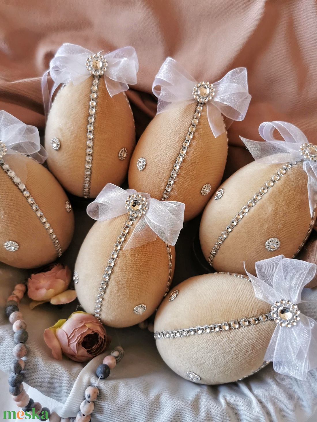 Bársony húsvéti tojás dekoráció � 10 cm, felakasztható, romantikus stílus - ünnepi díszek, dekorációk - húsvéti díszek és dekorációk - húsvéti asztaldíszek - Meska.hu