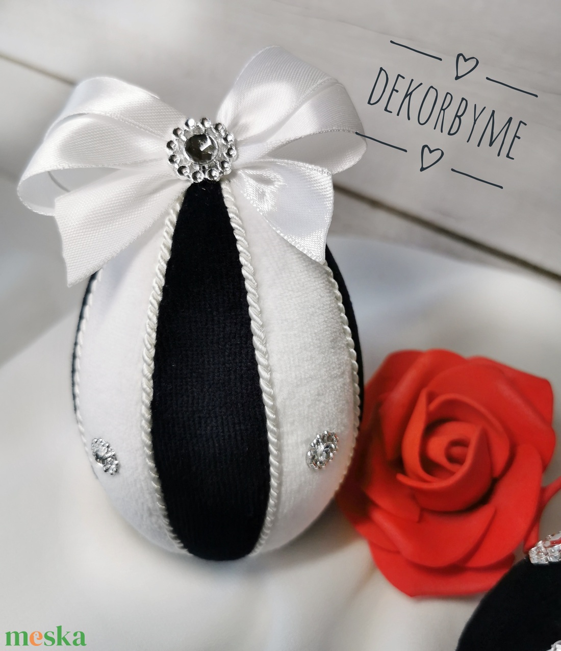 Fekete-fehér bársony húsvéti tojás dekoráció � 10 cm, felakasztható, romantikus vintage stílus - ünnepi díszek, dekorációk - húsvéti díszek és dekorációk - húsvéti asztaldíszek - Meska.hu