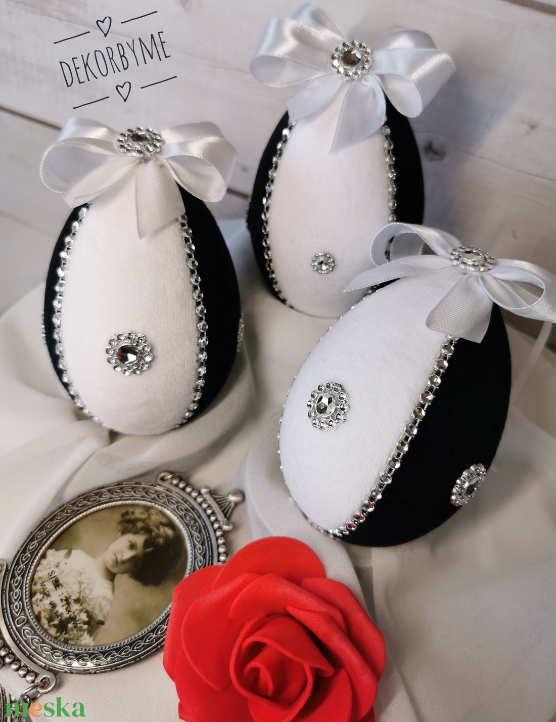 Fekete-fehér bársony húsvéti tojás dekoráció � 10 cm, felakasztható, romantikus vintage stílus - ünnepi díszek, dekorációk - húsvéti díszek és dekorációk - húsvéti asztaldíszek - Meska.hu