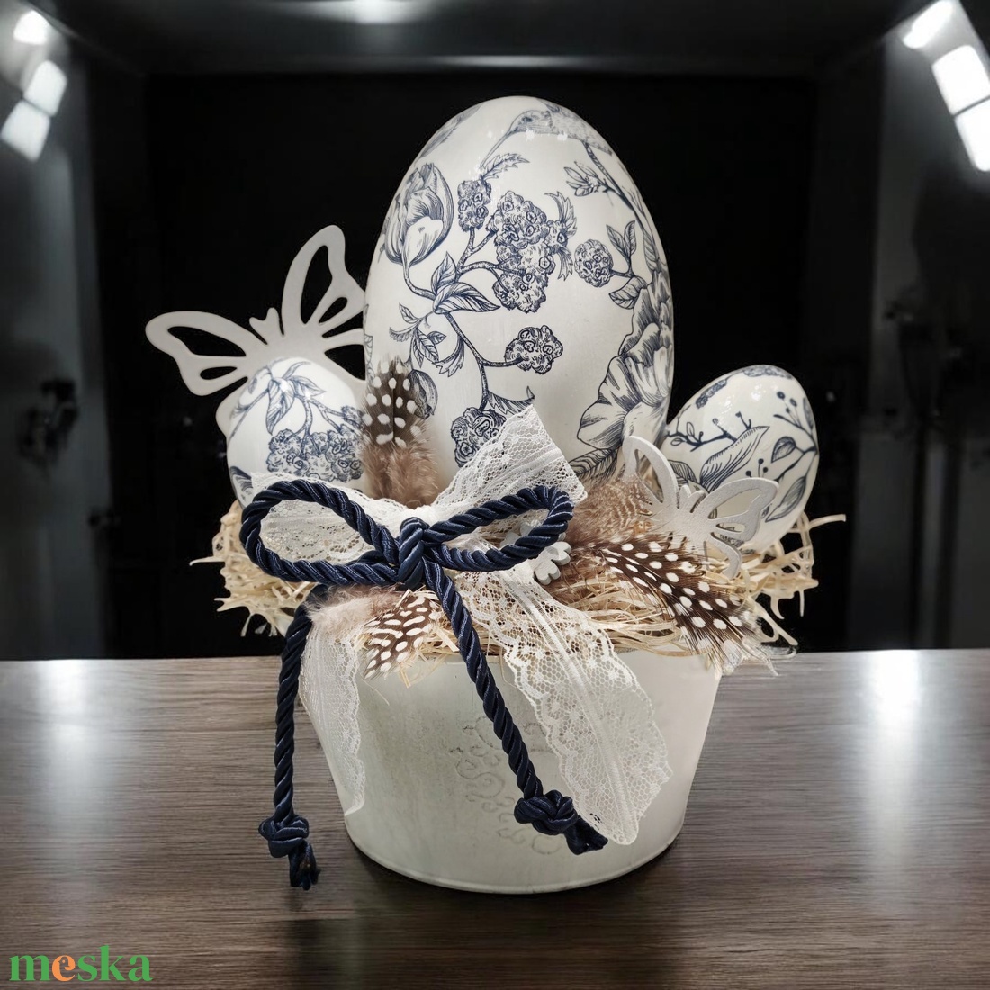 Porcelánhatású húsvéti asztaldísz � decoupage technikával készített nagy tojások, vintage dekoráció - ünnepi díszek, dekorációk - húsvéti díszek és dekorációk - húsvéti asztaldíszek - Meska.hu