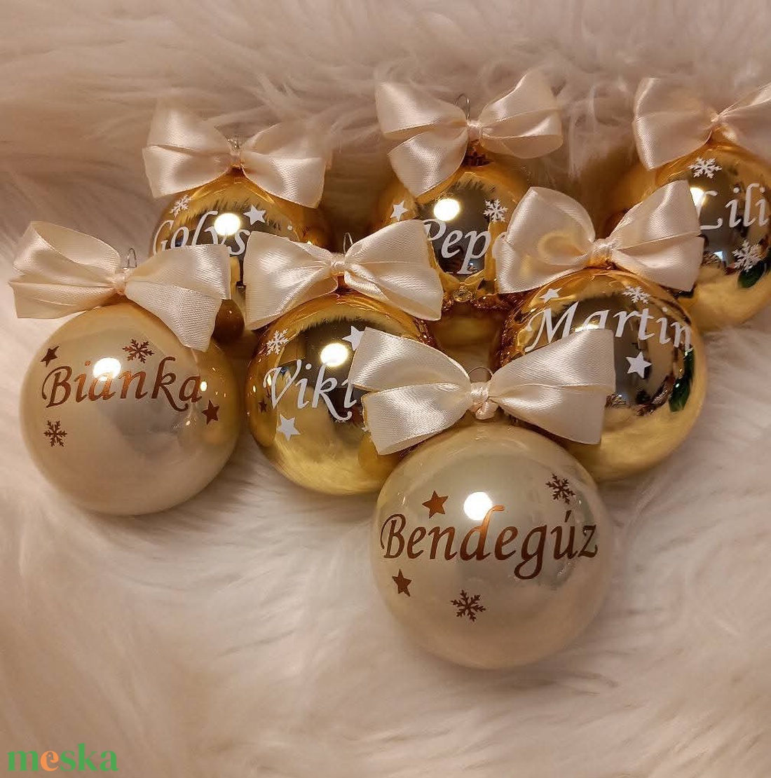 Névre szóló karácsonyfadísz, üveggömb � díszdobozos neves karácsonyfadísz - karácsony - karácsonyi lakásdekoráció - karácsonyfadíszek - Meska.hu