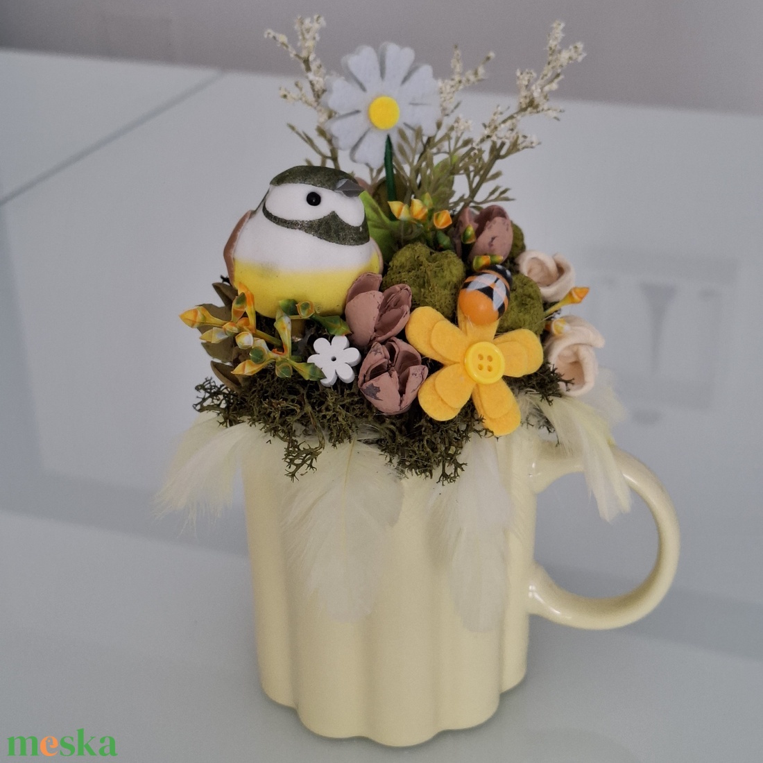 Tavaszi asztaldísz tollakkal  - otthon & életmód - virágdekoráció - virágdíszek - asztali virágdísz - Meska.hu