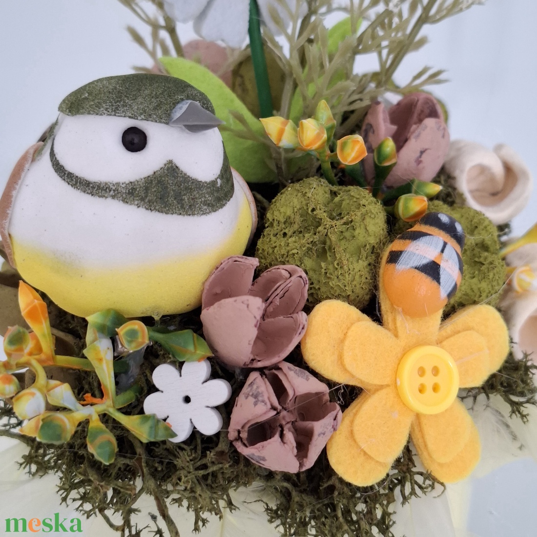 Tavaszi asztaldísz tollakkal  - otthon & életmód - virágdekoráció - virágdíszek - asztali virágdísz - Meska.hu