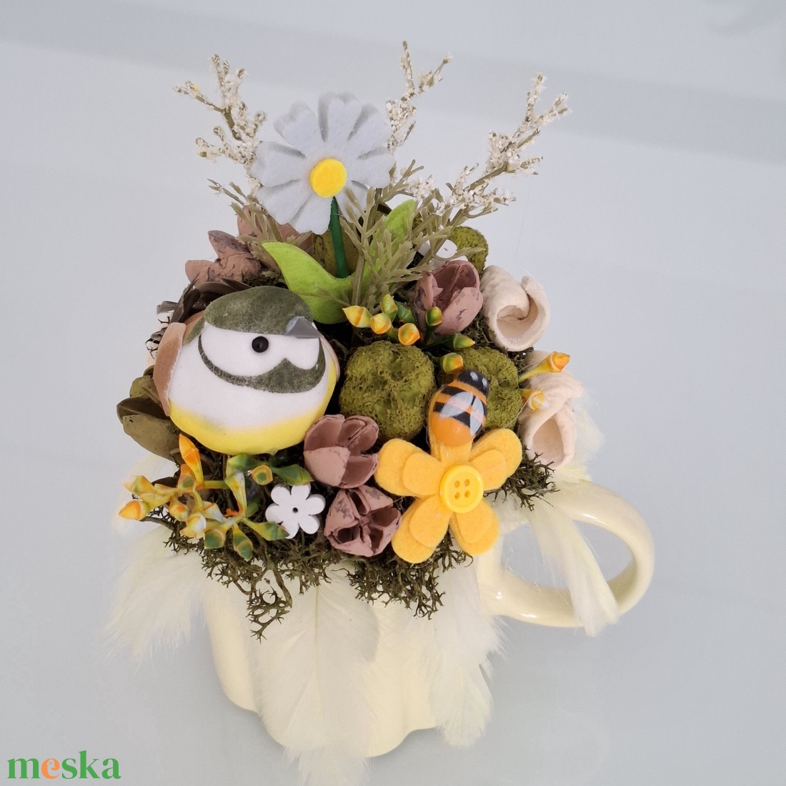 Tavaszi asztaldísz tollakkal  - otthon & életmód - virágdekoráció - virágdíszek - asztali virágdísz - Meska.hu