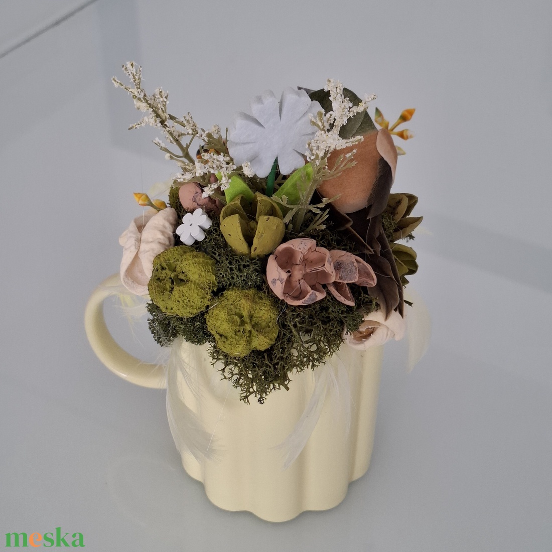 Tavaszi asztaldísz tollakkal  - otthon & életmód - virágdekoráció - virágdíszek - asztali virágdísz - Meska.hu