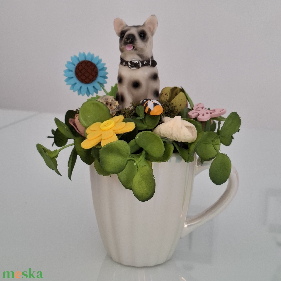 Kutyás asztaldísz bögrében - otthon & életmód - virágdekoráció - virágdíszek - asztali virágdísz - Meska.hu