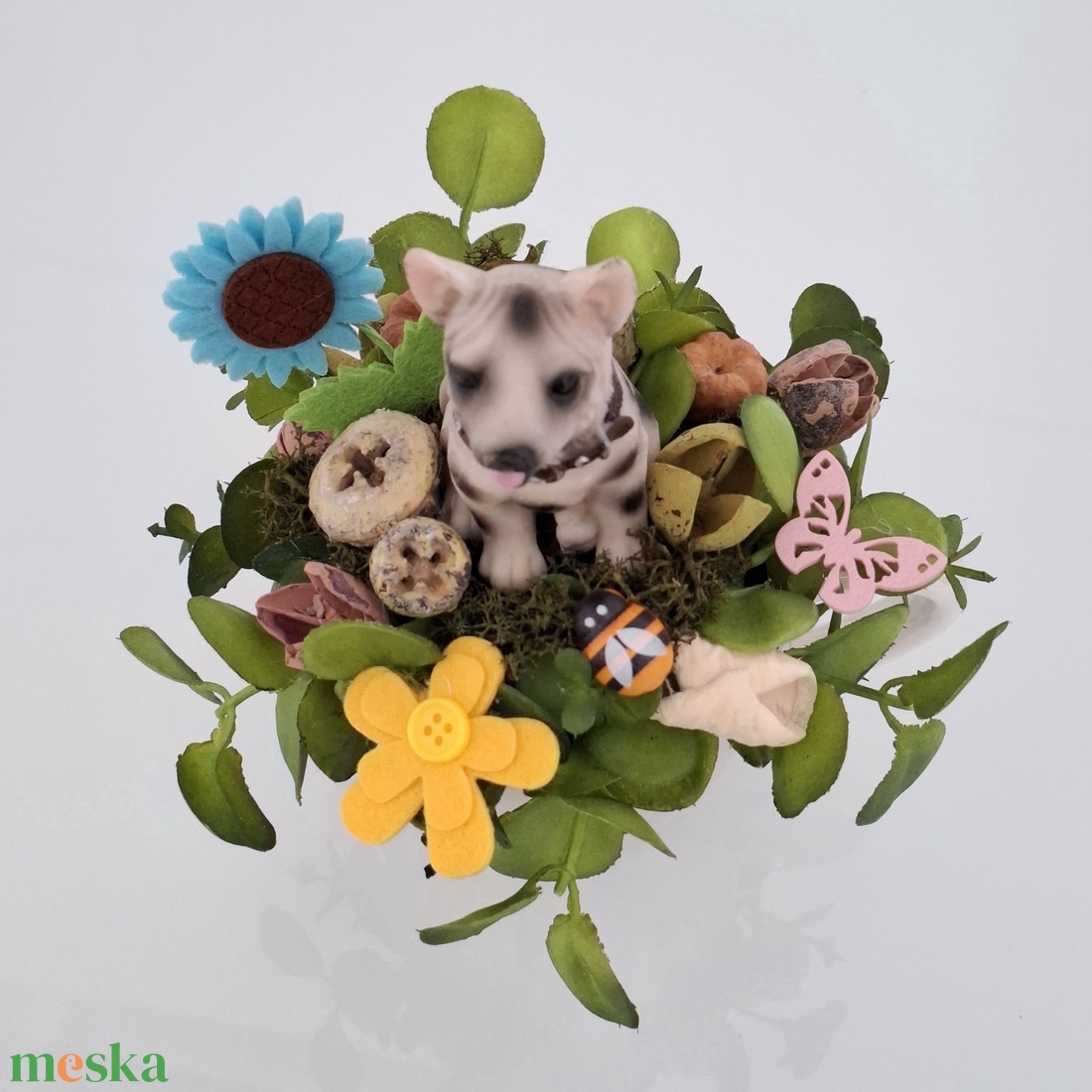 Kutyás asztaldísz bögrében - otthon & életmód - virágdekoráció - virágdíszek - asztali virágdísz - Meska.hu