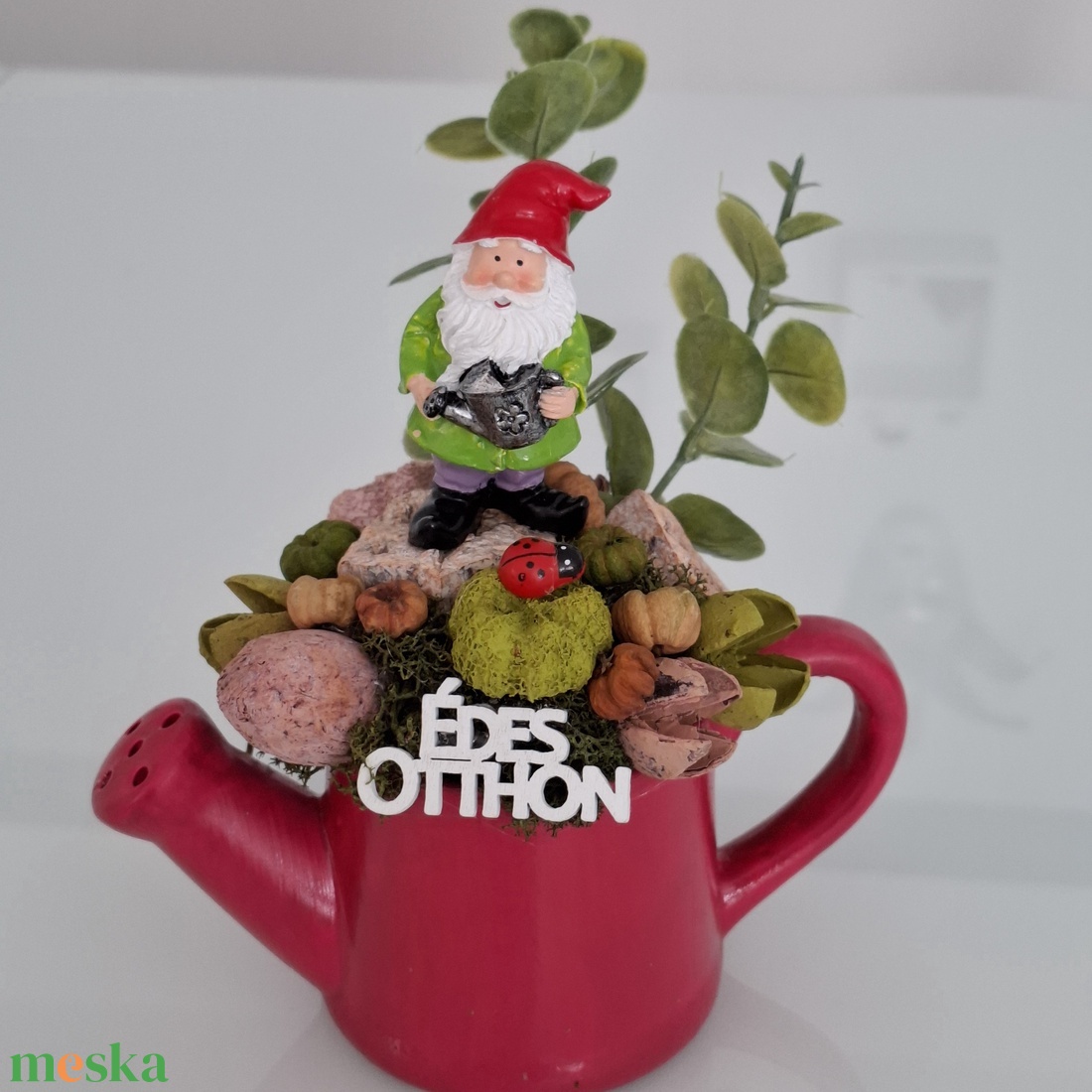 Törpés dekoráció locsolóban - otthon & életmód - virágdekoráció - virágdíszek - asztali virágdísz - Meska.hu