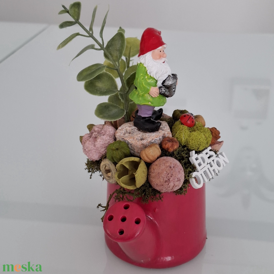 Törpés dekoráció locsolóban - otthon & életmód - virágdekoráció - virágdíszek - asztali virágdísz - Meska.hu