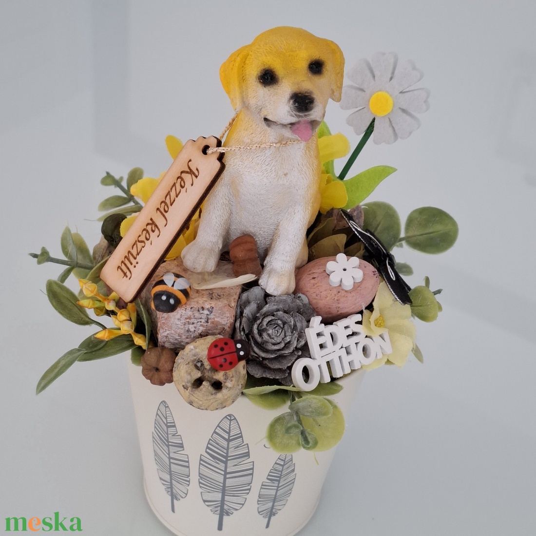 Helló tavasz asztaldísz kutyával - otthon & életmód - virágdekoráció - virágdíszek - virágdísz kaspóban - Meska.hu
