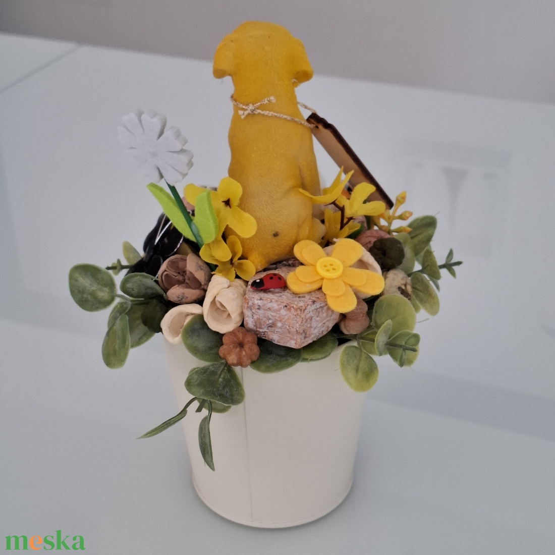 Helló tavasz asztaldísz kutyával - otthon & életmód - virágdekoráció - virágdíszek - virágdísz kaspóban - Meska.hu