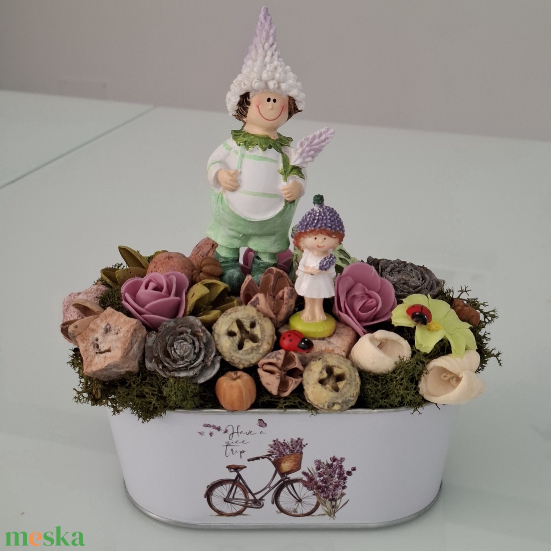 Levendulás asztaldísz ovális bádogkaspóban - otthon & életmód - virágdekoráció - virágdíszek - asztali virágdísz - Meska.hu