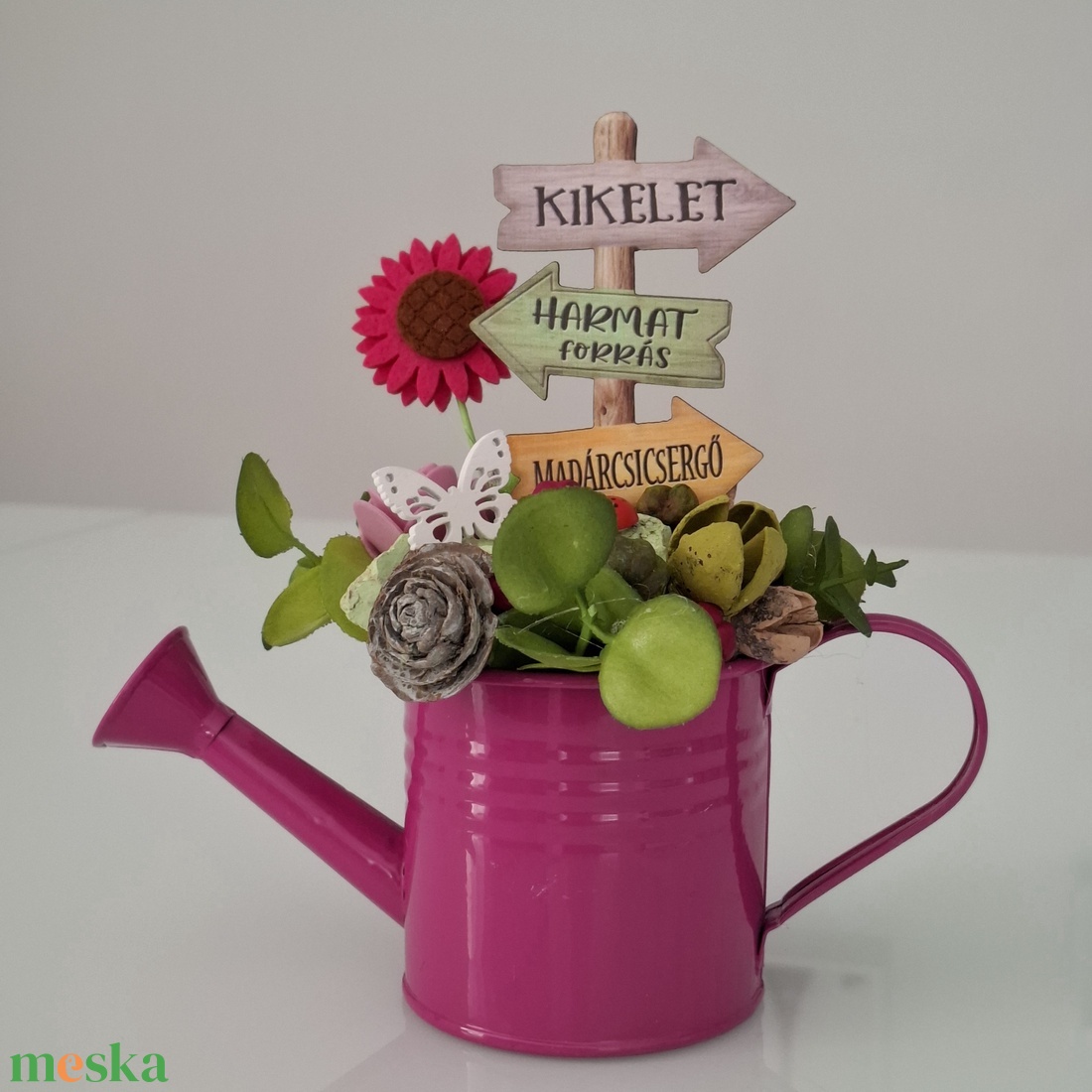 Tavaszi asztaldísz locsolókannában - otthon & életmód - virágdekoráció - virágdíszek - asztali virágdísz - Meska.hu