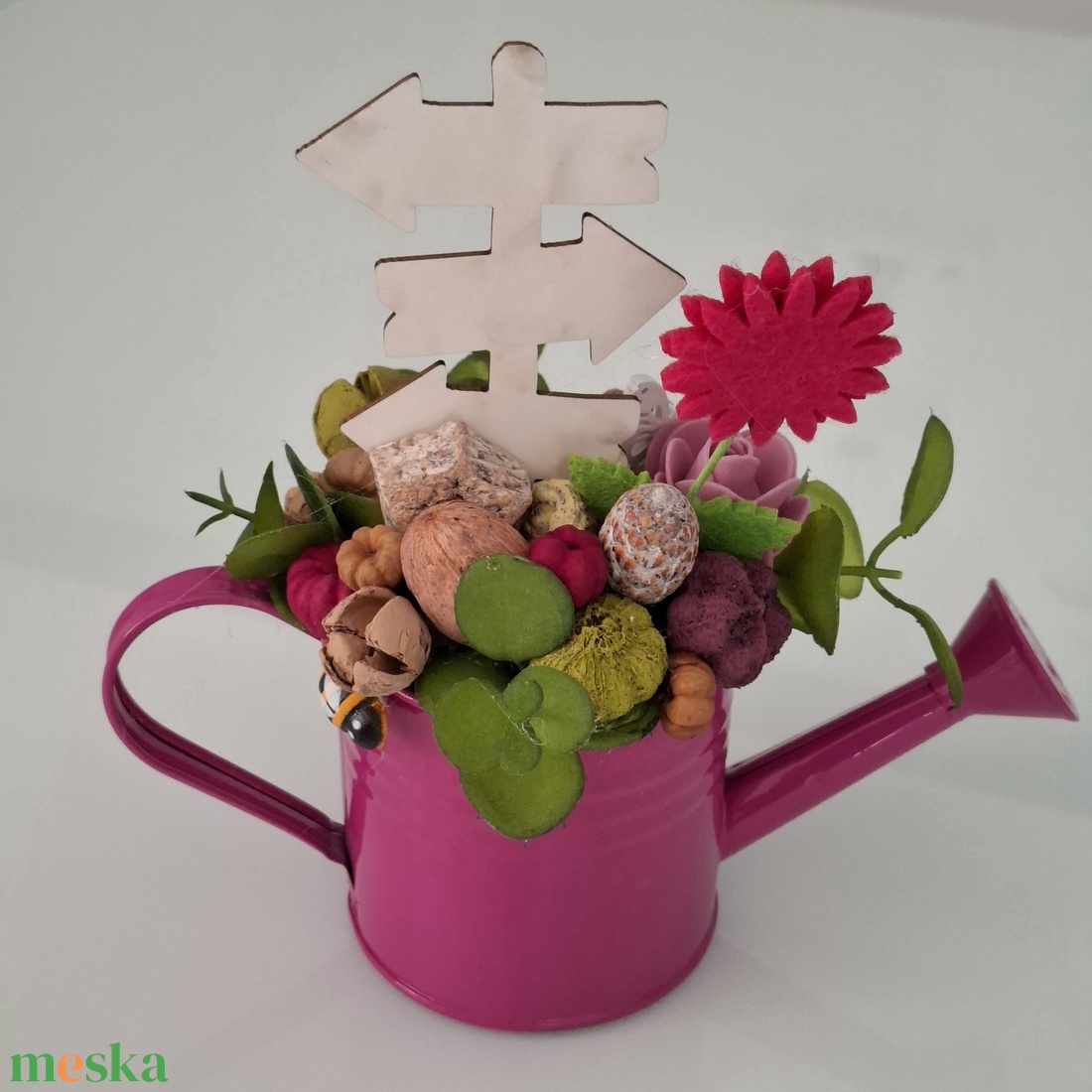 Tavaszi asztaldísz locsolókannában - otthon & életmód - virágdekoráció - virágdíszek - asztali virágdísz - Meska.hu