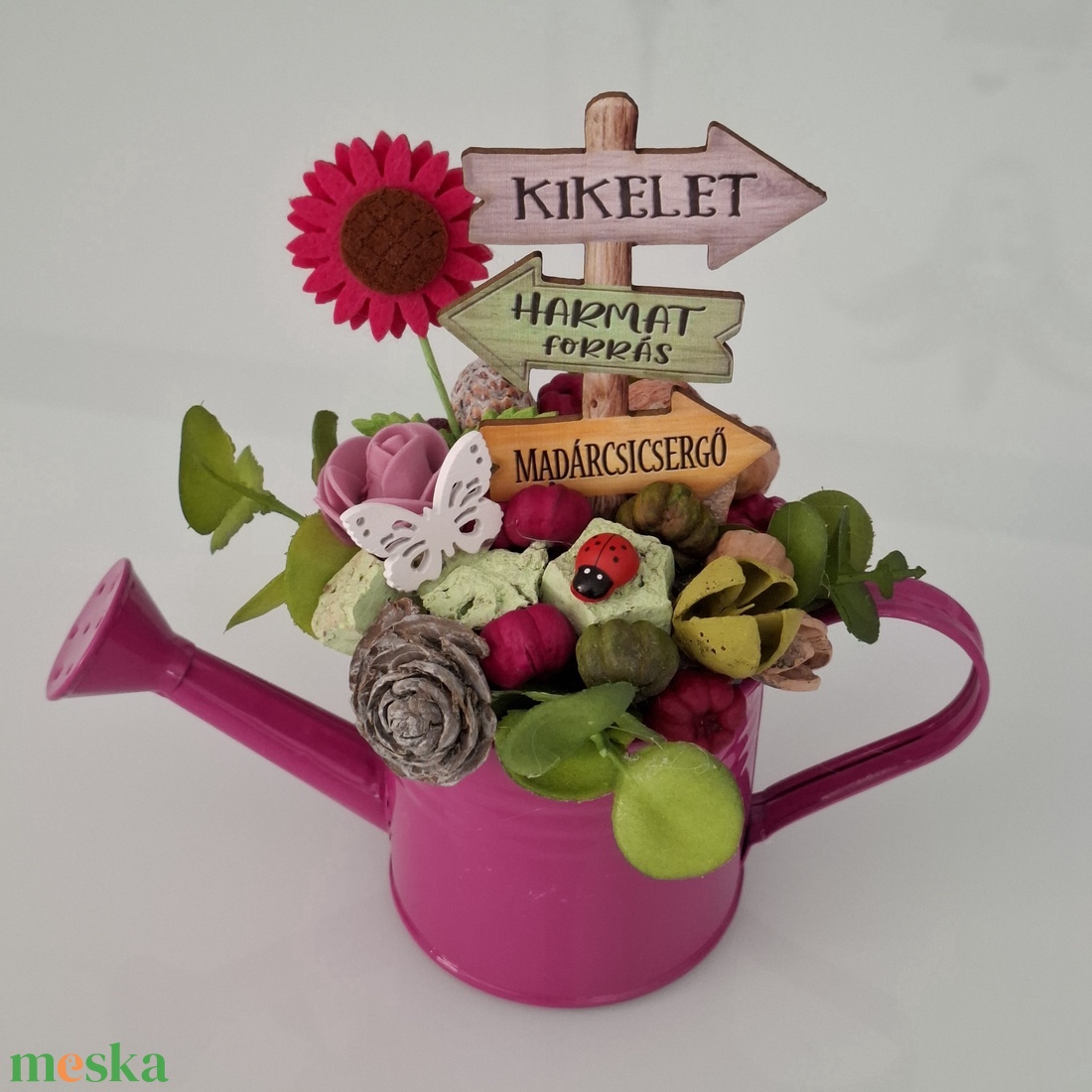 Tavaszi asztaldísz locsolókannában - otthon & életmód - virágdekoráció - virágdíszek - asztali virágdísz - Meska.hu