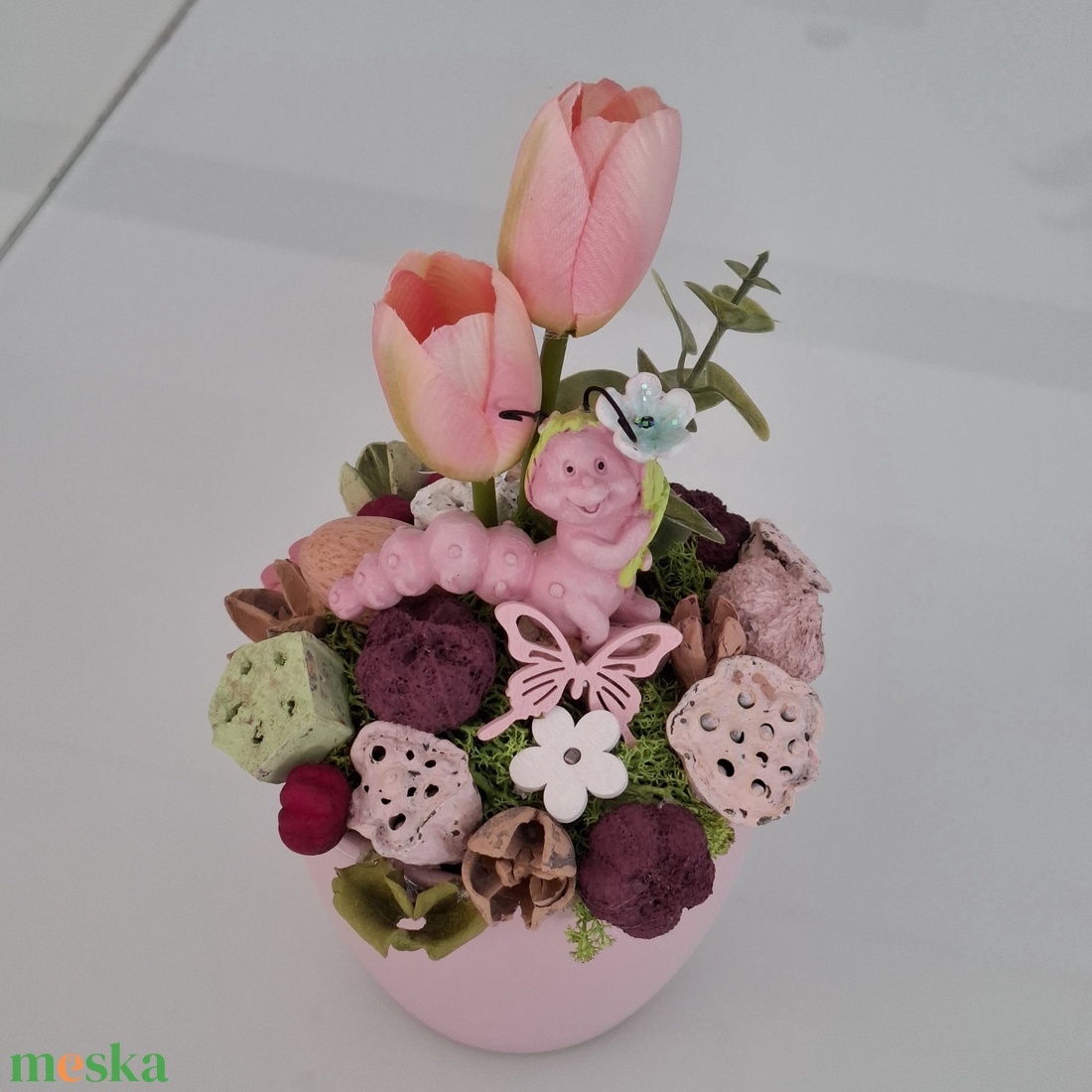 Tulipános asztaldísz hernyóval - otthon & életmód - virágdekoráció - virágdíszek - asztali virágdísz - Meska.hu