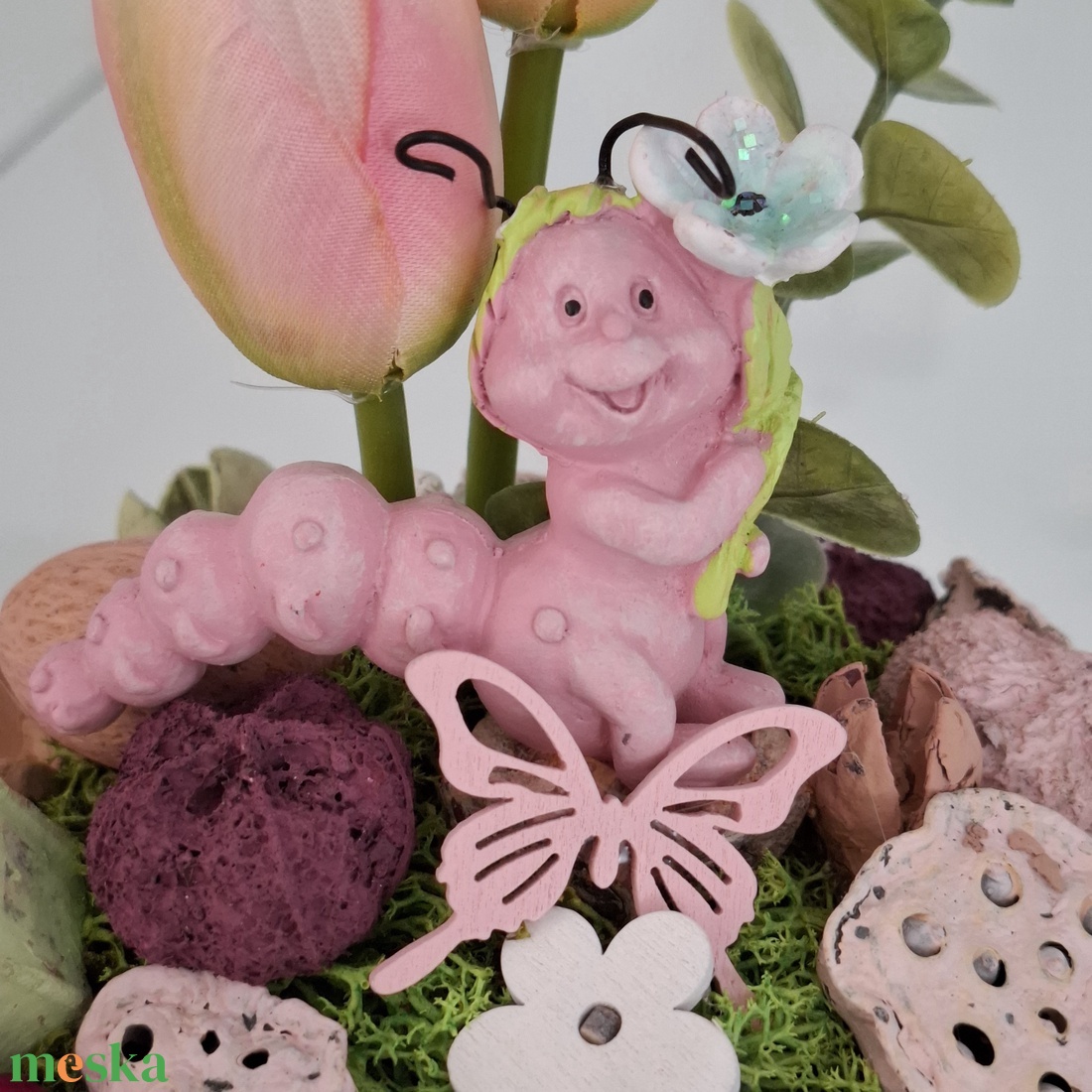 Tulipános asztaldísz hernyóval - otthon & életmód - virágdekoráció - virágdíszek - asztali virágdísz - Meska.hu