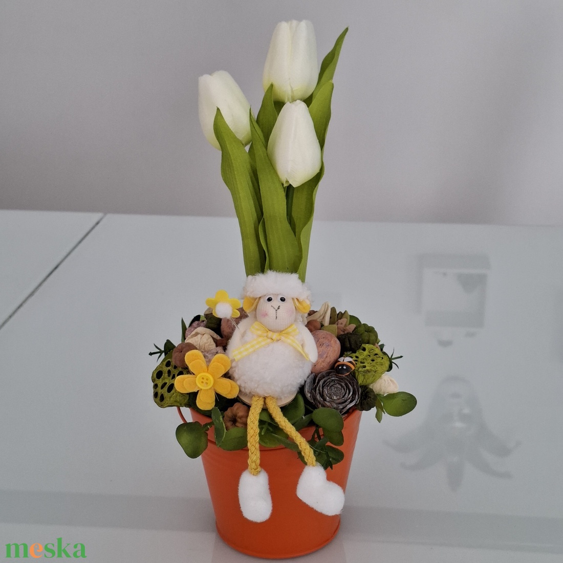 Tulipános asztaldísz báránnyal - otthon & életmód - virágdekoráció - virágdíszek - virágdísz kaspóban - Meska.hu