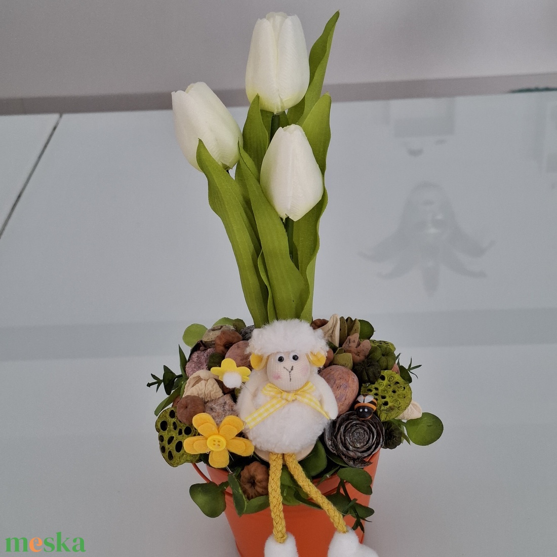 Tulipános asztaldísz báránnyal - otthon & életmód - virágdekoráció - virágdíszek - virágdísz kaspóban - Meska.hu