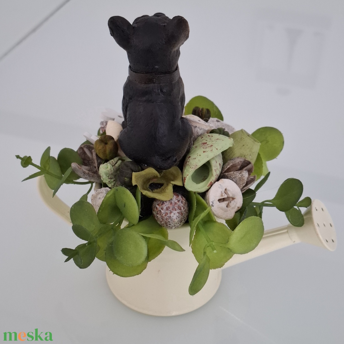 Kutyás dísz locsolóban  - otthon & életmód - virágdekoráció - virágdíszek - asztali virágdísz - Meska.hu