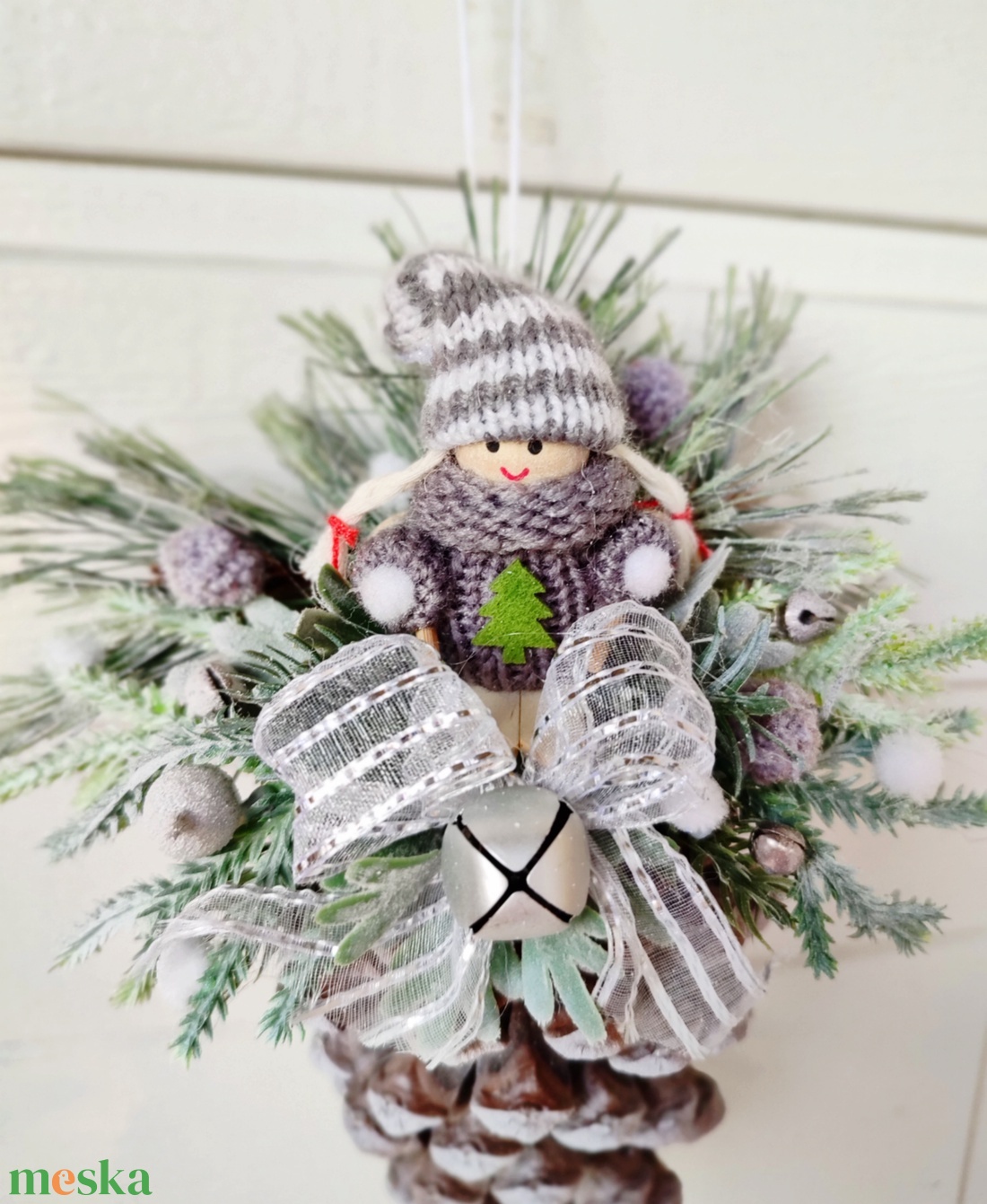 Karácsonyi dísz, óriási toboz függelék, manó lány szürke  - karácsony - karácsonyi lakásdekoráció - karácsonyi lakásdíszek - Meska.hu